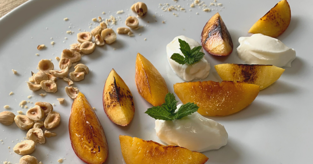 Pesca, yogurt e nocciole