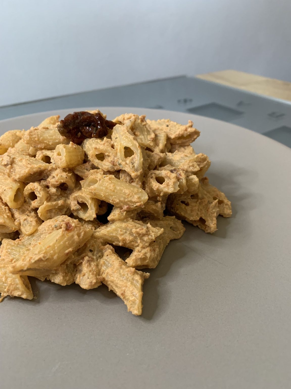 Pasta con crema di tofu e pomodori secchi