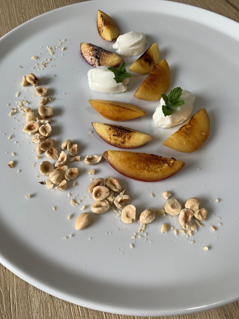 Pesca e yogurt greco