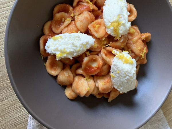 Pasta fresca con datterini e ricotta