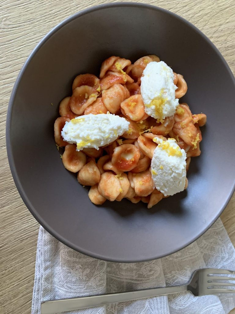 Pasta fresca con datterini e ricotta