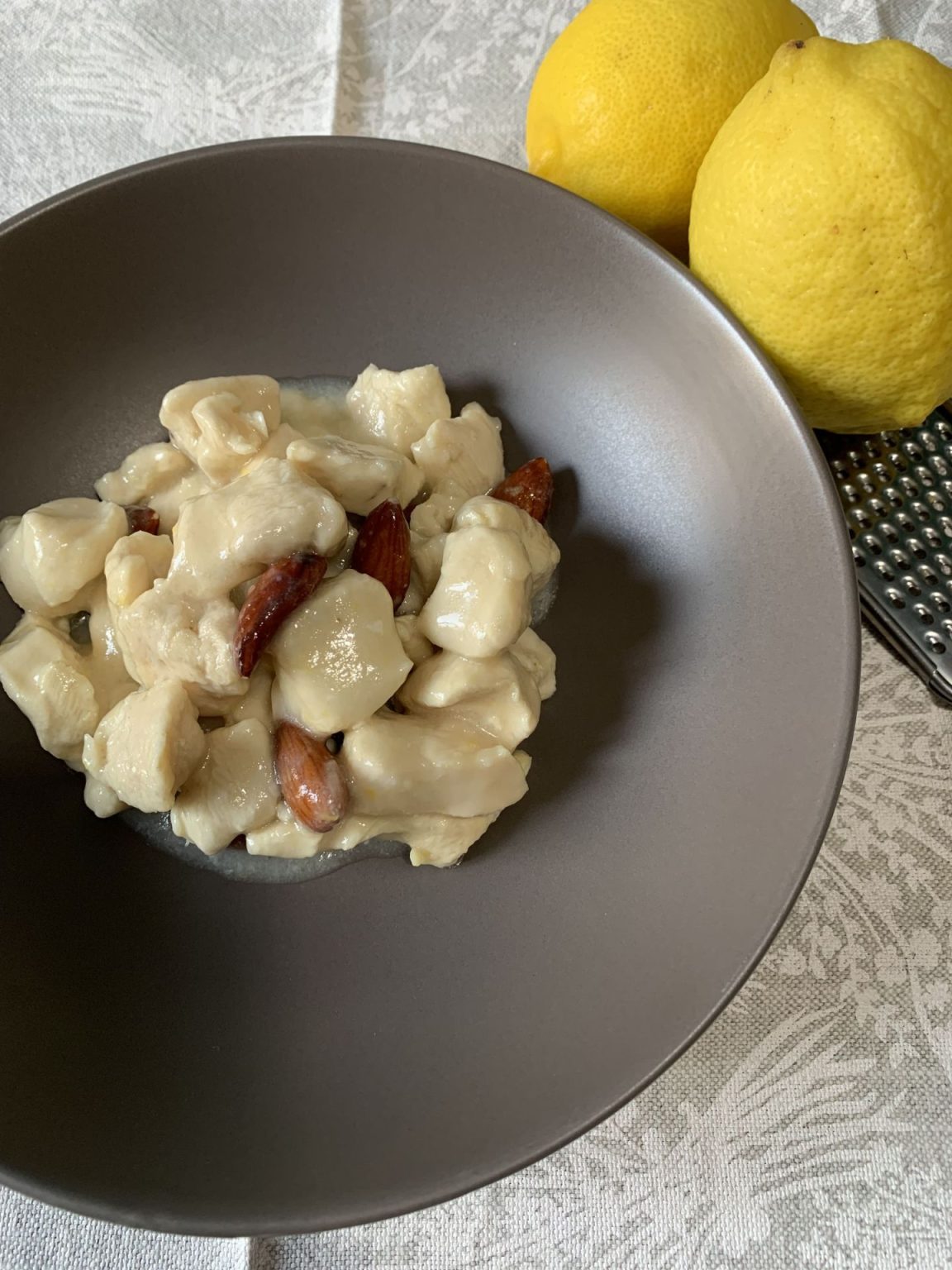 Pollo al limone e mandorle