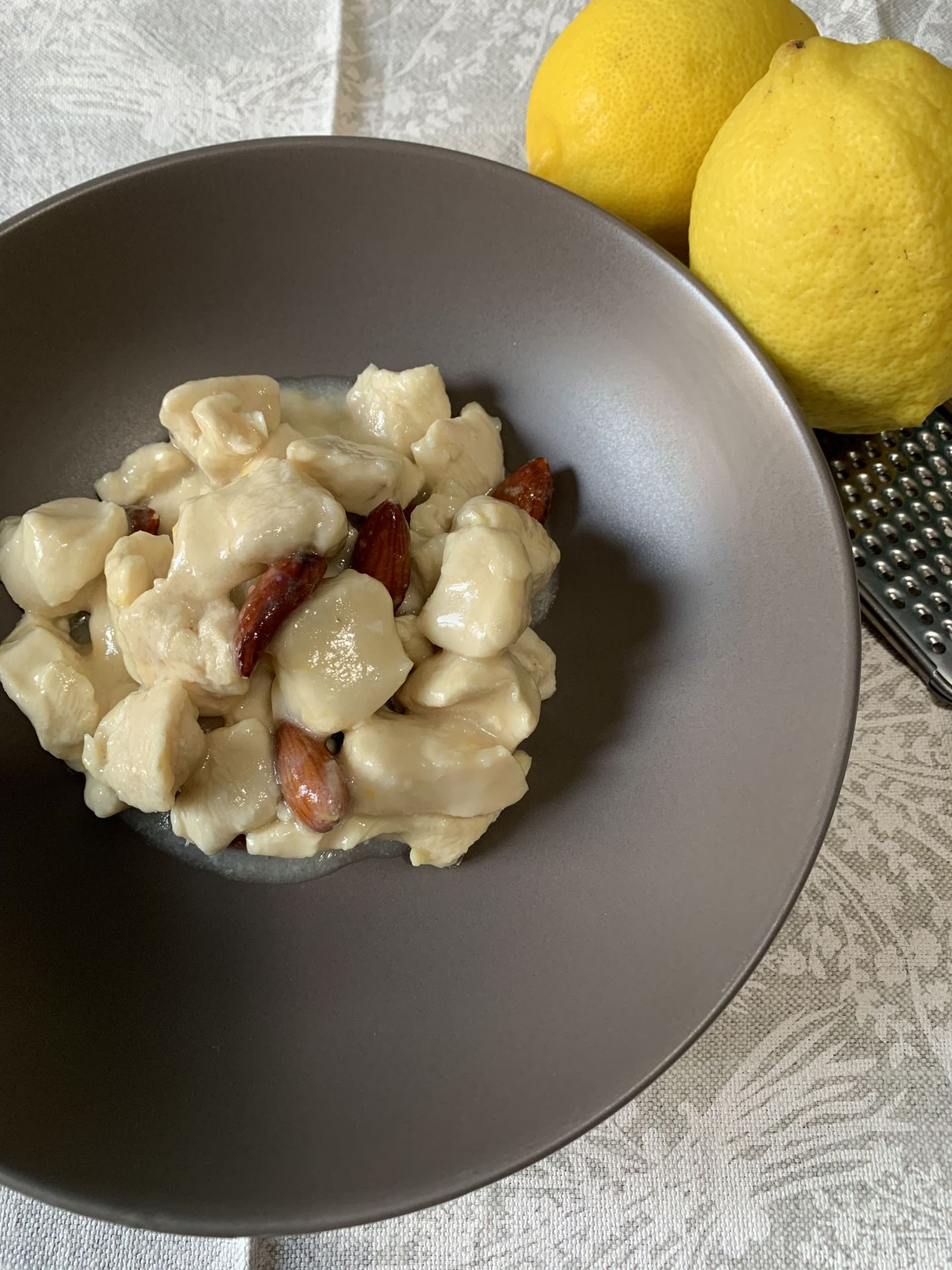 Pollo al limone e mandorle