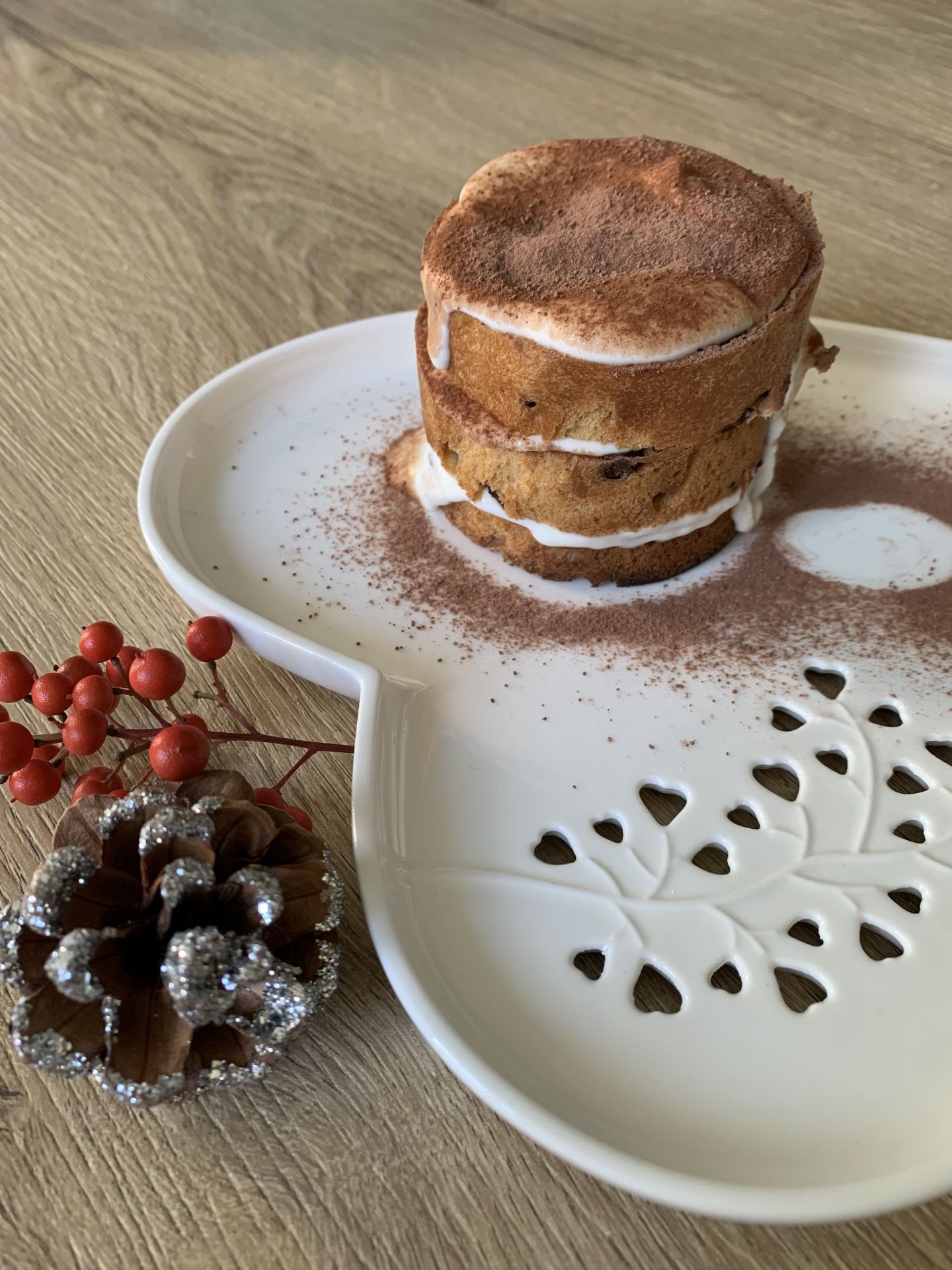 Coccola Natalizia: Panettone con Yogurt e Frutta Fresca