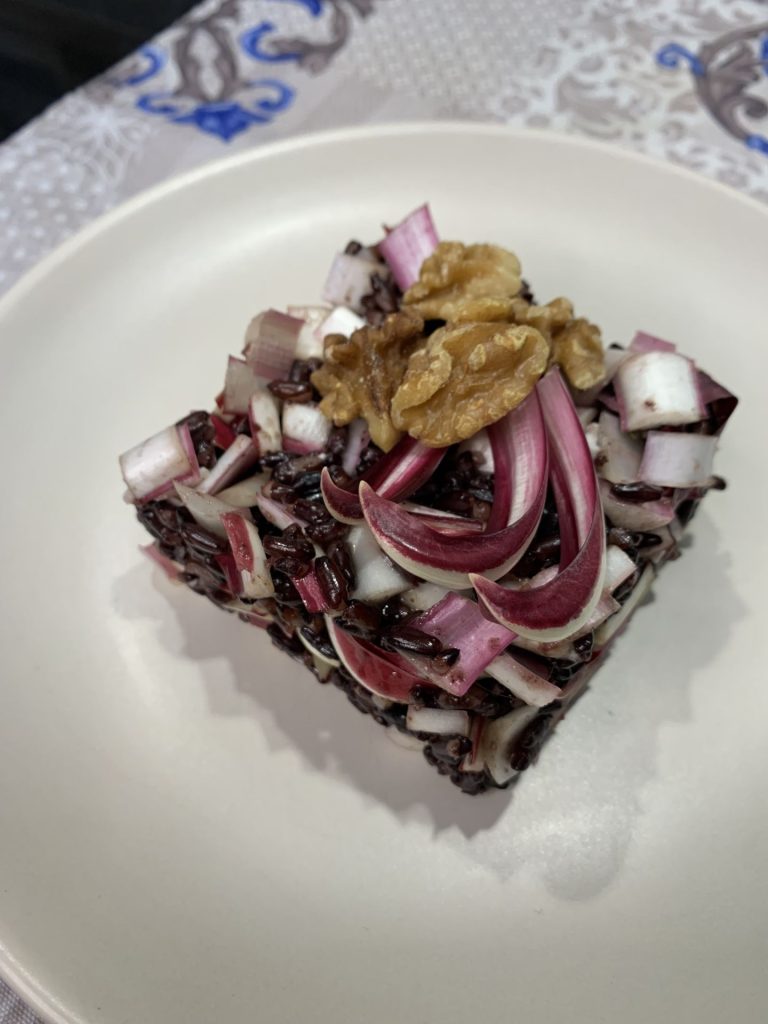 Insalata di Riso Venere con Radicchio, Feta e Noci: Ricetta Semplice e Gustosa